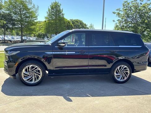 Used 2025 Lincoln Navigator Reserve AWD/4WD image 13