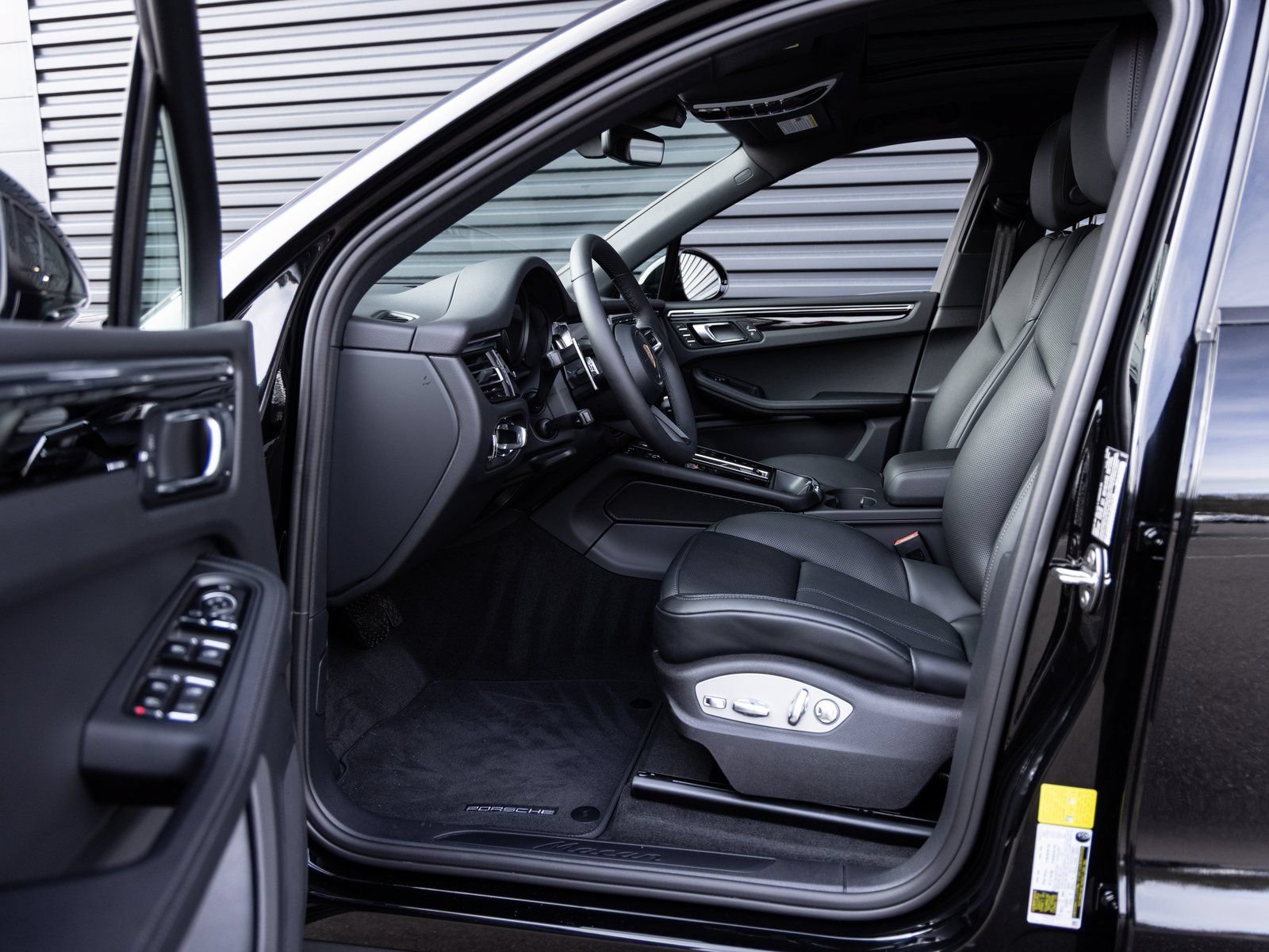 Certified 2026 Porsche Macan AWD/4WD image 23