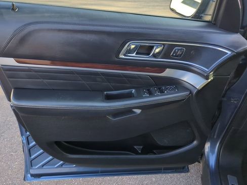 Used 2018 Ford Explorer Platinum image 37