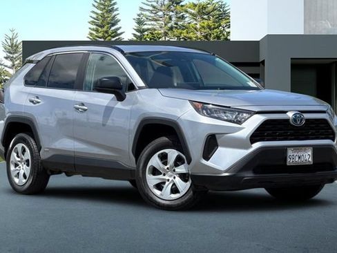 Used 2022 Toyota RAV4 LE AWD/4WD image 2