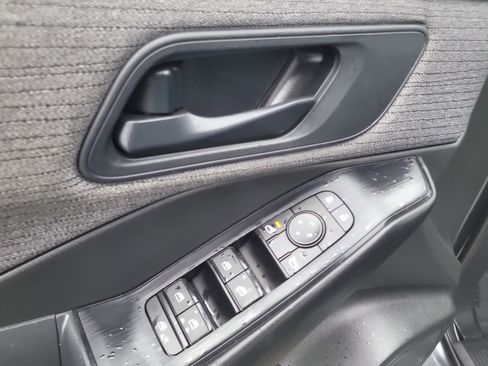 Used 2023 Nissan Rogue S image 17