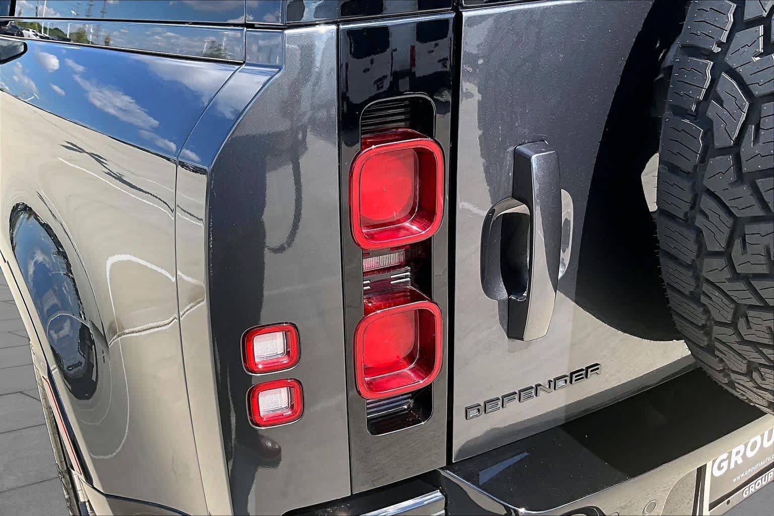 Used 2024 Land Rover Defender 90 X-Dynamic SE AWD/4WD image 25