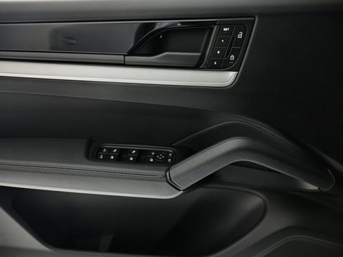 Certified 2025 Porsche Cayenne image 19