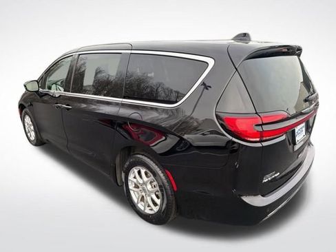 Used 2024 Chrysler Pacifica Touring-L image 4