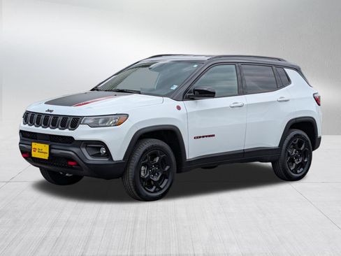 Used 2023 Jeep Compass Trailhawk w/ Trailhawk Convenience Group AWD/4WD image 3