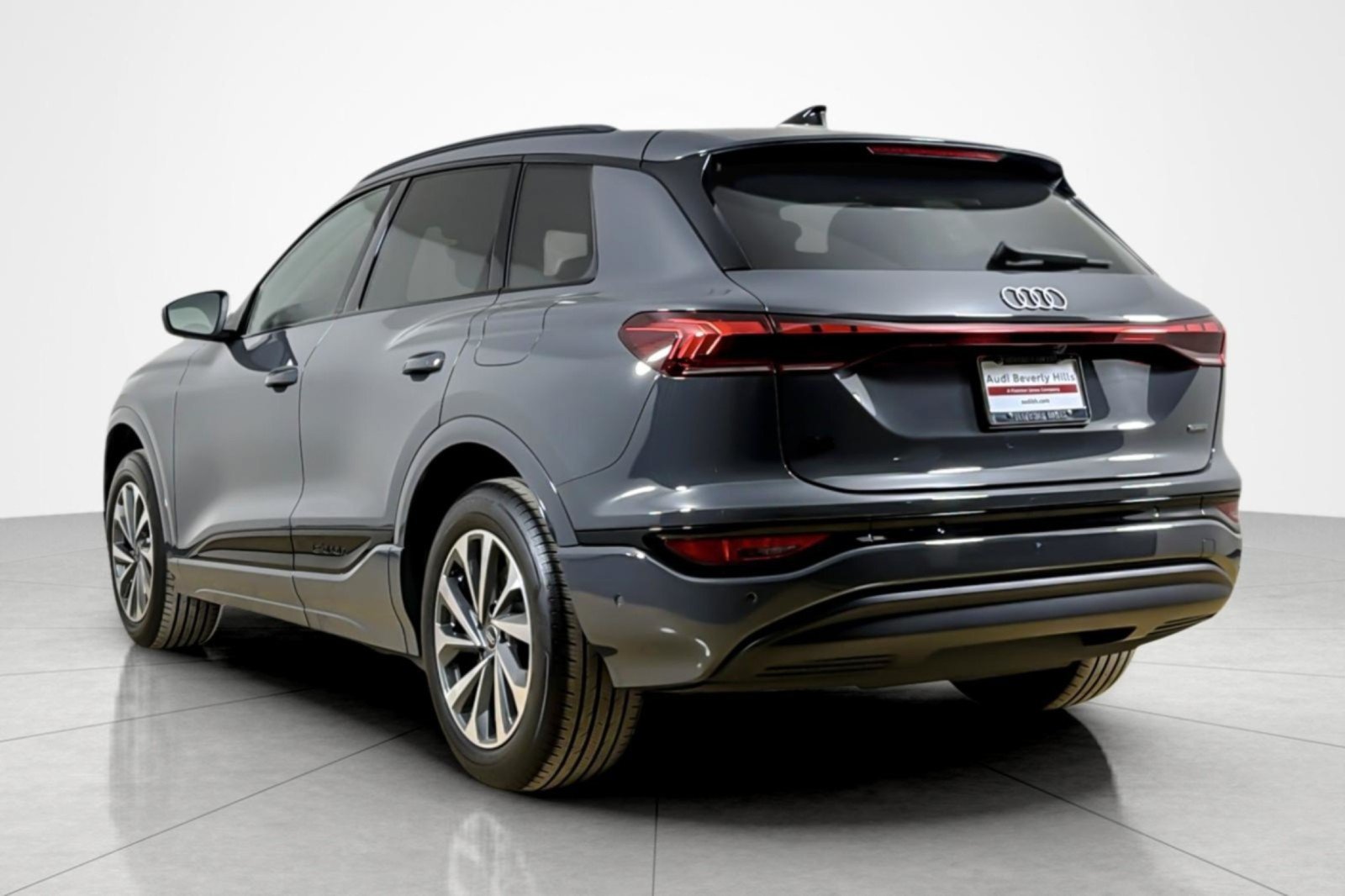 Used 2025 Audi Q6 e-tron Premium w/ Convenience Package AWD/4WD image 3