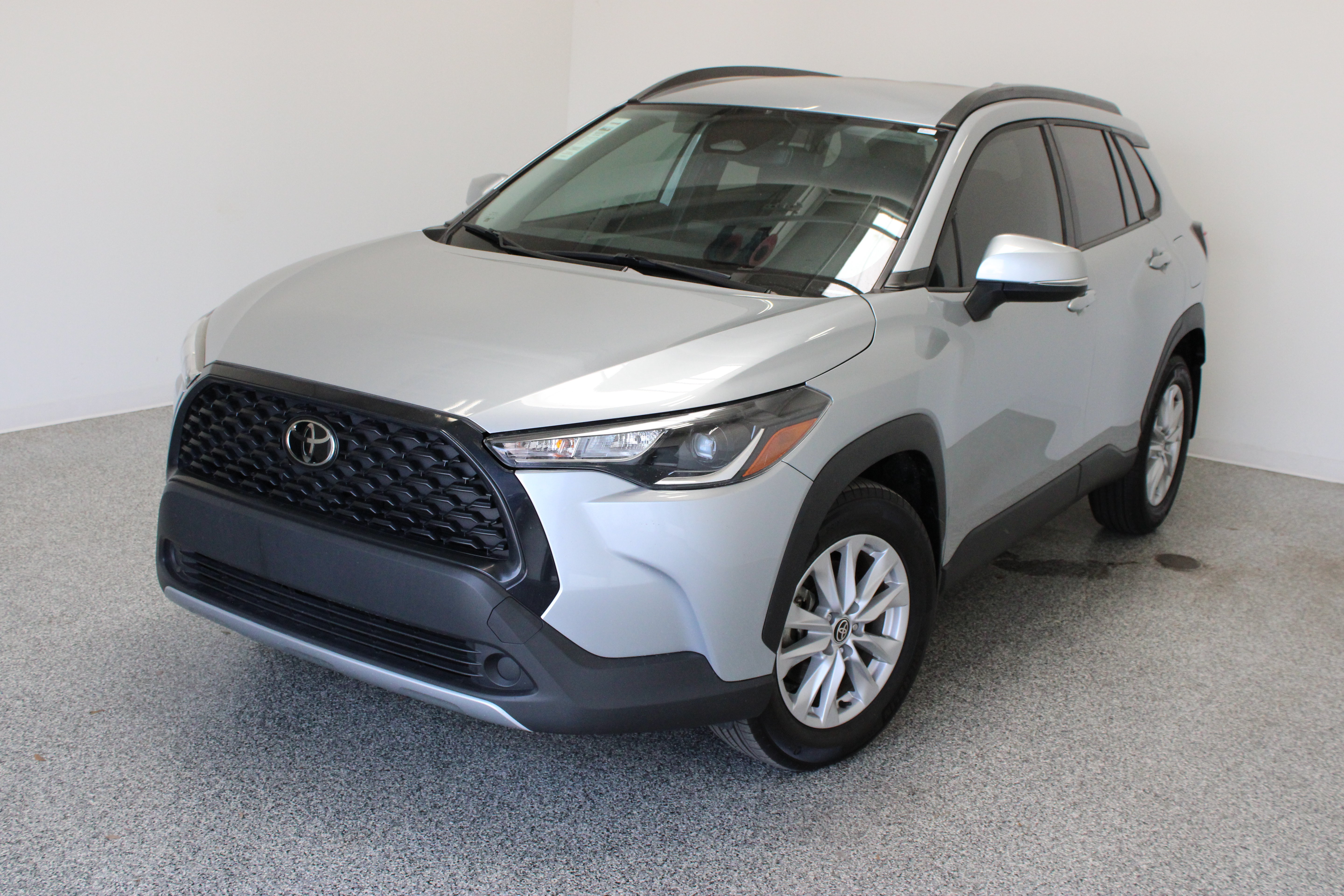Used 2024 Toyota Corolla Cross LE FWD image 2