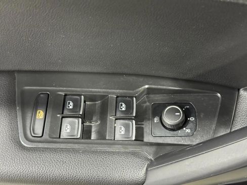 Used 2021 Volkswagen Tiguan SE image 25