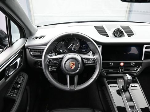 Certified 2025 Porsche Macan AWD/4WD image 17