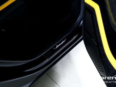 Used 2024 Lamborghini Urus Performante AWD/4WD image 25