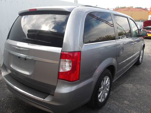 Used 2016 Chrysler Town & Country Touring image 6