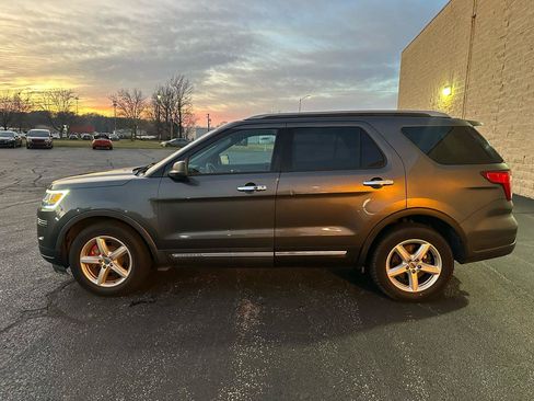 Used 2018 Ford Explorer XLT FWD image 2