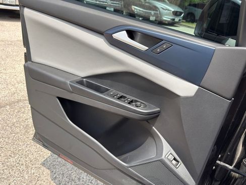 Used 2023 Volkswagen Taos SE w/ Panoramic Sunroof Package FWD image 21