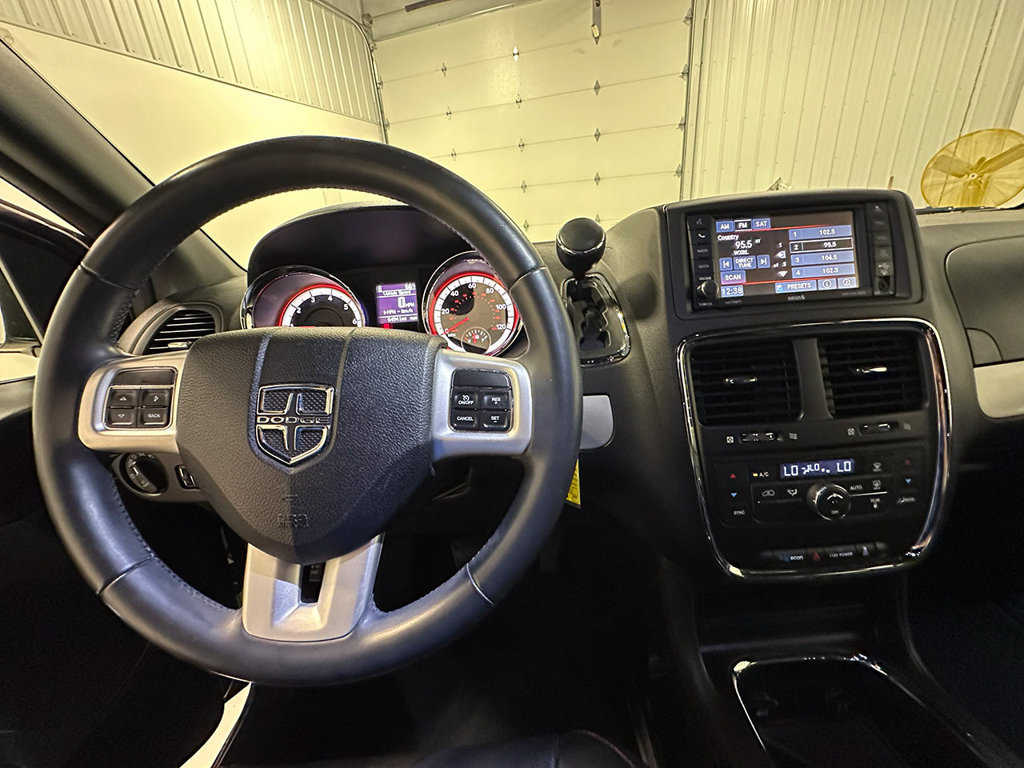 Used 2014 Dodge Grand Caravan R/T w/ Trailer Tow Group FWD image 39