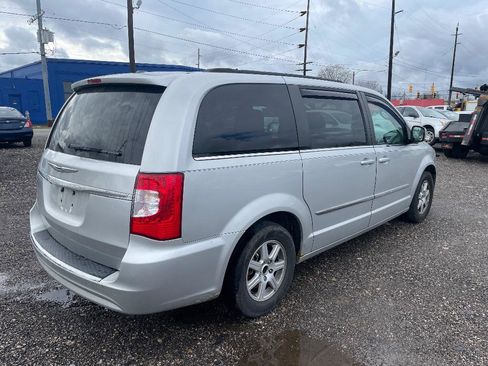 Used 2011 Chrysler Town & Country Touring image 4