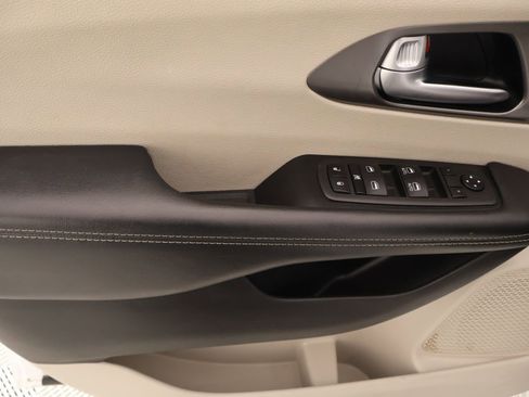 Used 2023 Chrysler Pacifica Touring-L FWD image 17