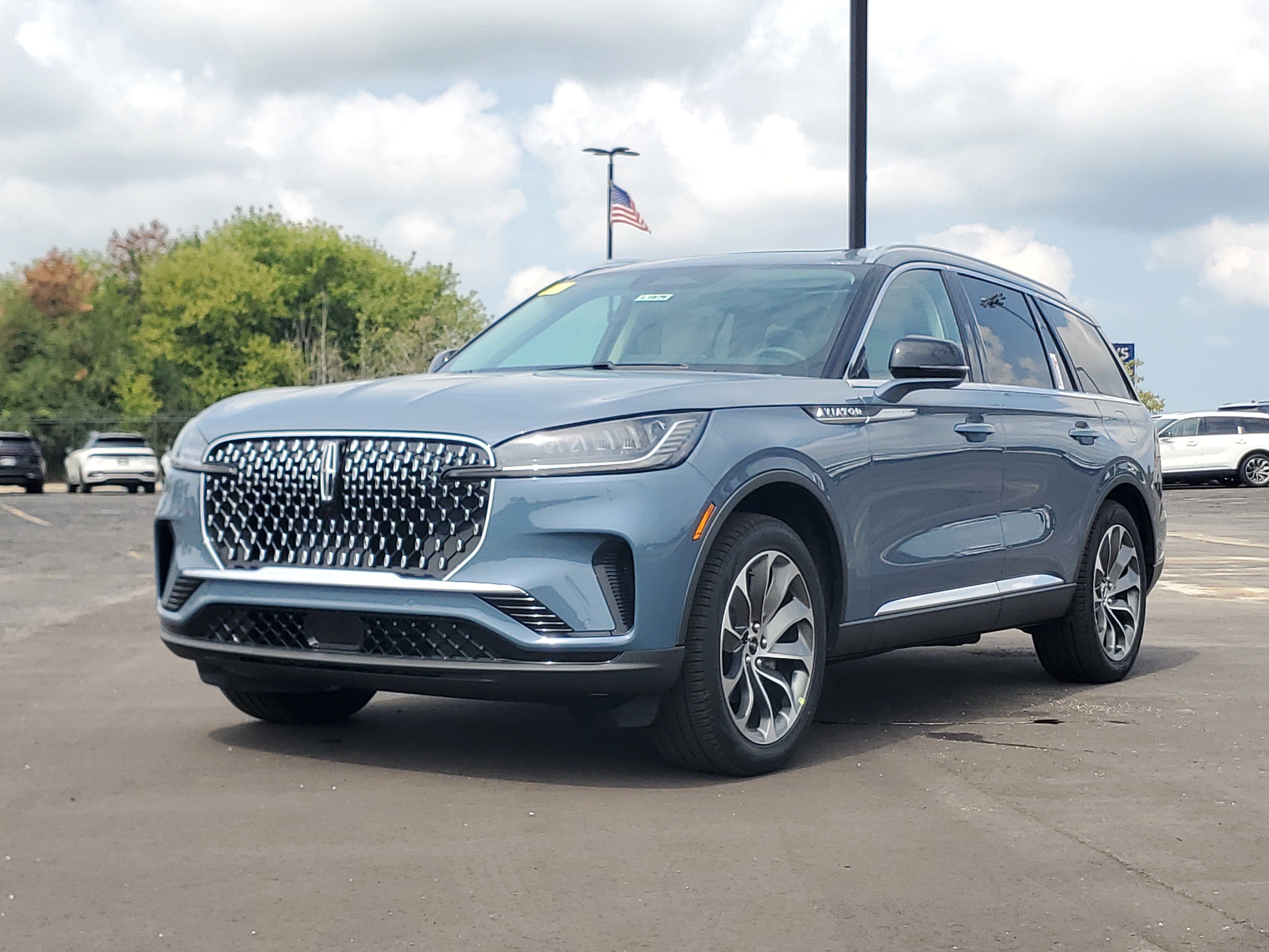New 2026 Lincoln Aviator AWD image 2
