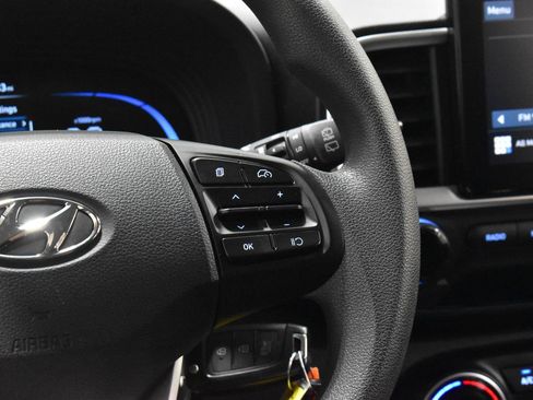 Used 2024 Hyundai Venue SE FWD image 11