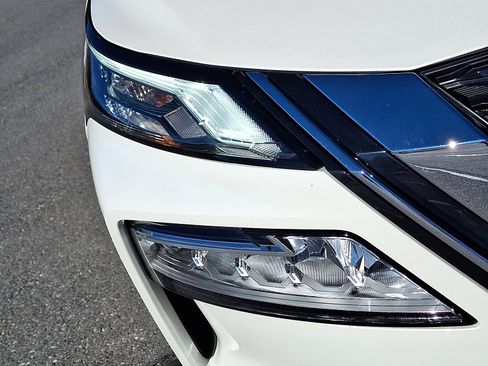 Used 2021 Nissan Rogue SV image 9