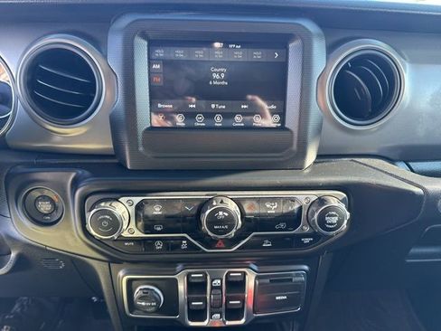 Used 2022 Jeep Gladiator Willys image 32