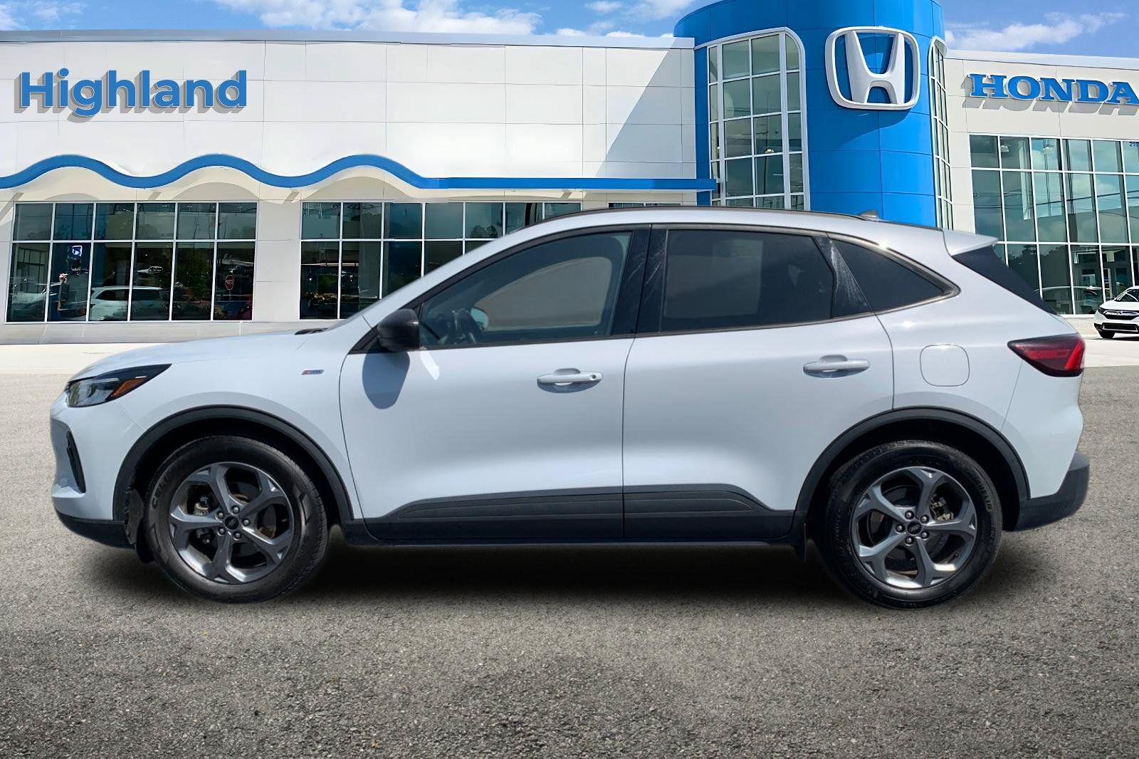 Used 2025 Ford Escape ST-Line FWD image 2
