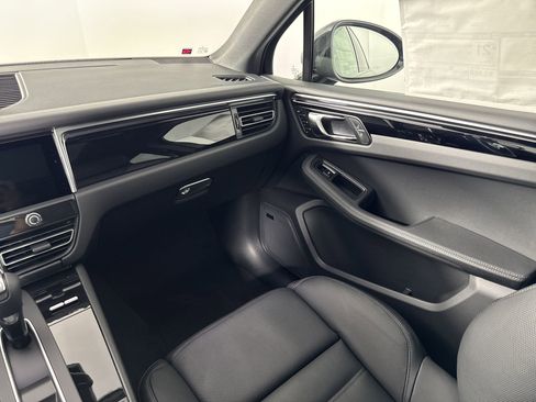 Certified 2025 Porsche Macan image 27