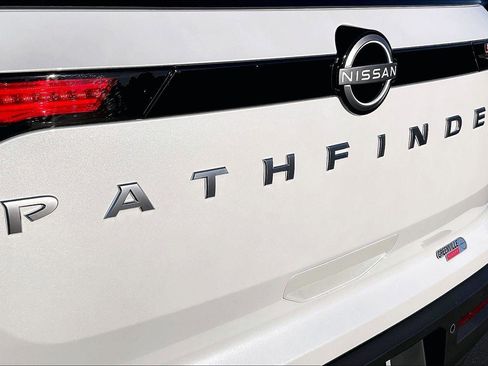 Used 2025 Nissan Pathfinder SV w/ SV Premium Package image 8