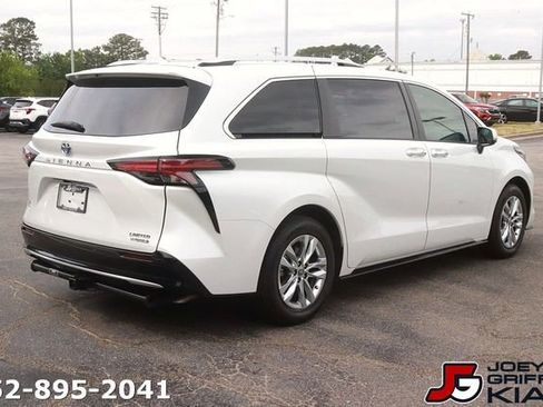 Used 2022 Toyota Sienna Limited FWD image 7