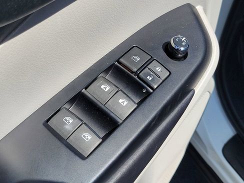 Used 2018 Toyota Highlander Plus w/ Carpet Mat Package (TMS) FWD image 21