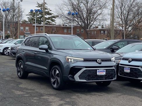 Used 2025 Volkswagen Taos SE image 1