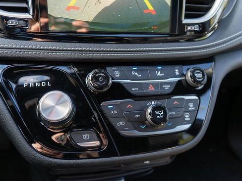 New 2026 Chrysler Pacifica Select image 25