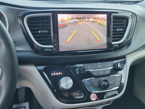 Used 2022 Chrysler Pacifica Touring-L image 12