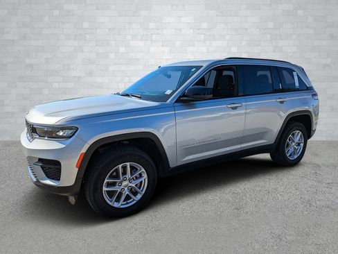 Used 2025 Jeep Grand Cherokee Laredo X image 9