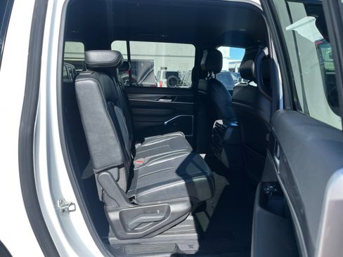 Used 2024 Jeep Wagoneer L Series II image 18