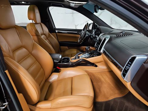 Used 2016 Porsche Cayenne GTS image 3