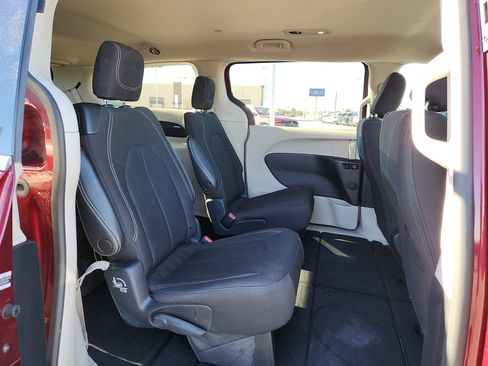 Used 2023 Chrysler Voyager LX image 14