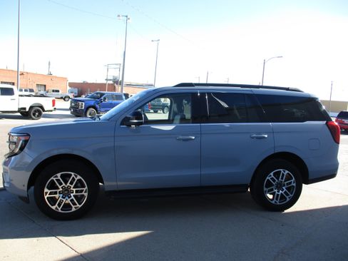 Used 2025 Ford Expedition Active image 4