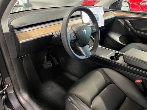 Used 2024 Tesla Model Y Long Range RWD image 19