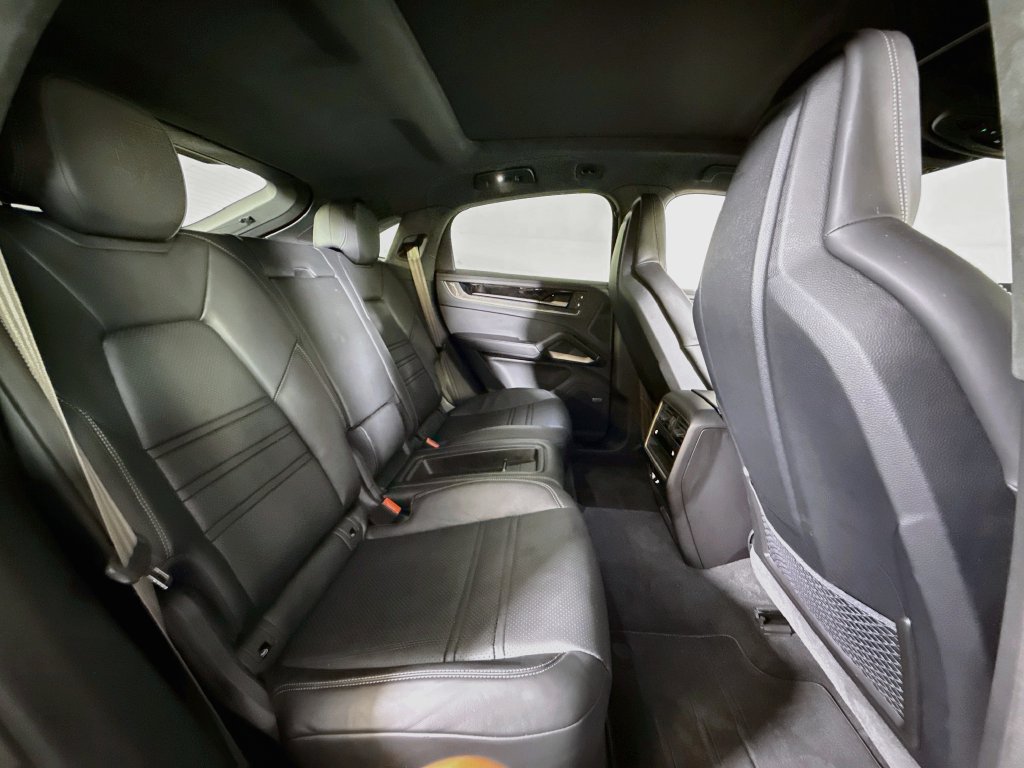 Certified 2025 Porsche Cayenne Turbo AWD/4WD image 19