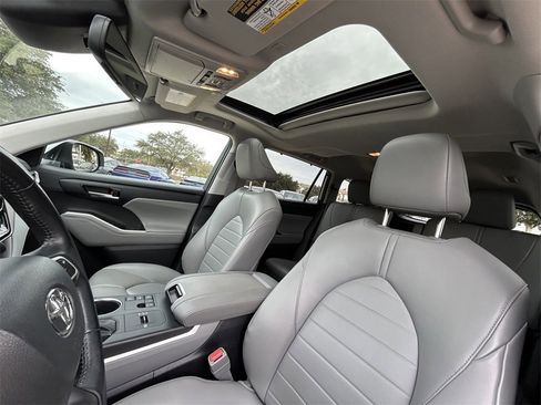 Used 2023 Toyota Highlander XLE image 11