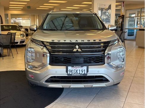 Used 2023 Mitsubishi Outlander SEL image 2