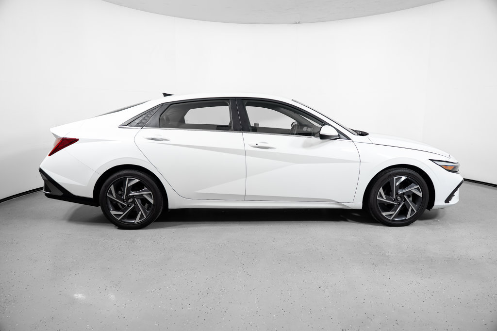 Certified 2025 Hyundai Elantra SEL FWD image 3