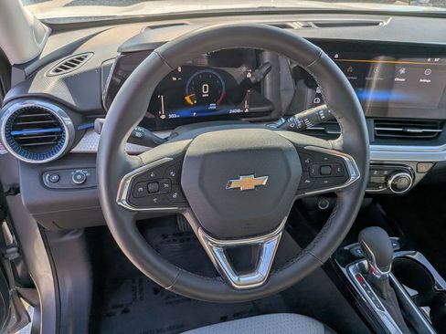 Used 2025 Chevrolet Trax LT w/ LT Convenience Package FWD image 17