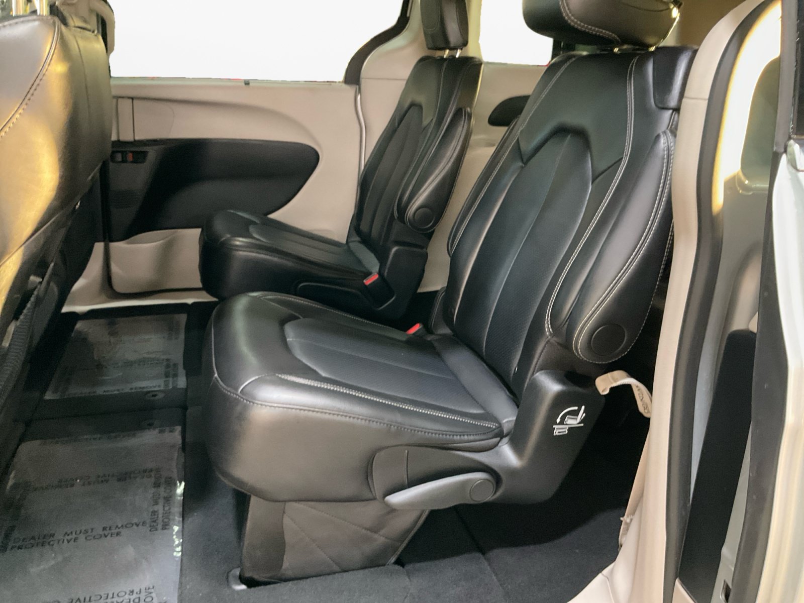 Used 2024 Chrysler Pacifica Touring-L FWD image 15