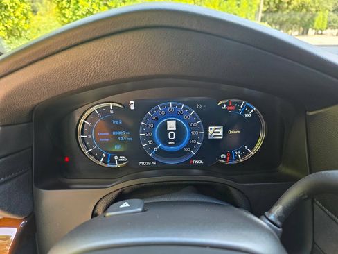 Used 2018 Cadillac Escalade Luxury AWD/4WD image 19