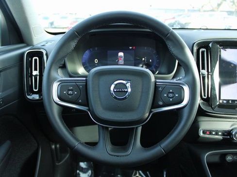 Used 2025 Volvo XC40 B5 Plus image 25