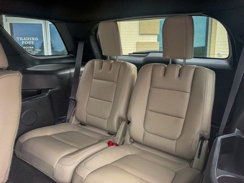 Used 2015 Ford Explorer XLT w/ Equipment Group 202B FWD image 7