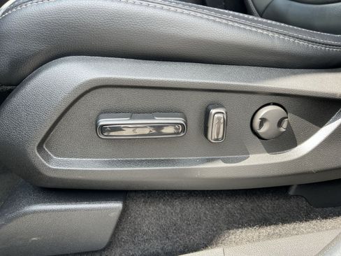 Used 2025 Honda Pilot Touring image 14