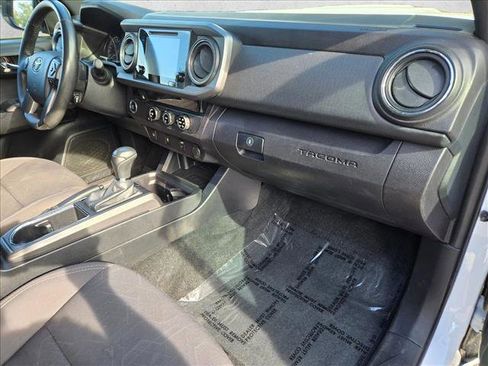 Used 2017 Toyota Tacoma TRD Sport image 19