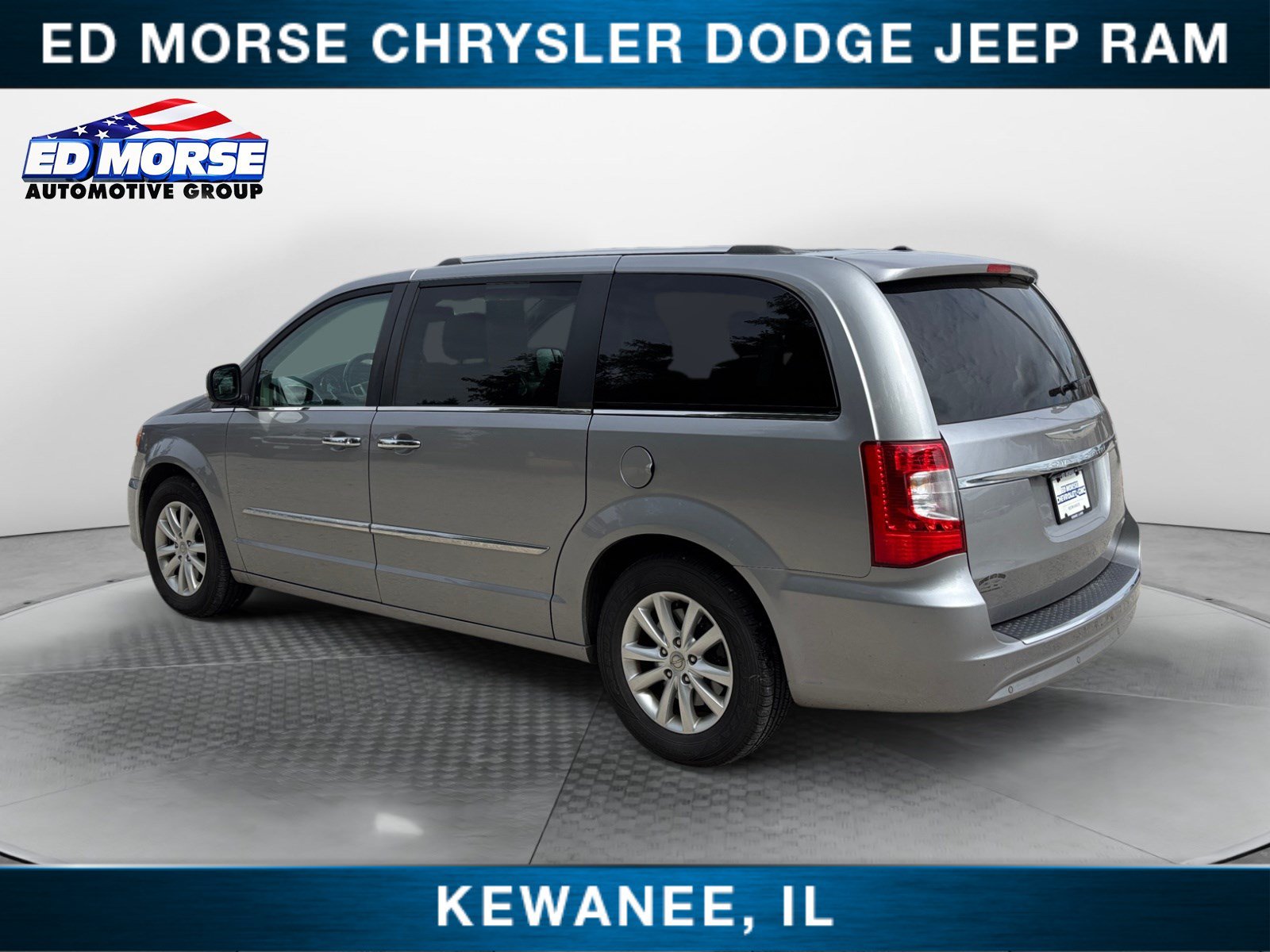 Used 2016 Chrysler Town & Country Limited Platinum FWD image 3